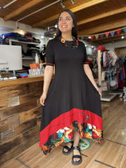 Vestido Kutral largo asimetrico negro y rojo floral