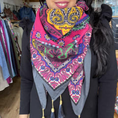 Pañuelo borlas 120*120 cms gris fucsia mandalas 2