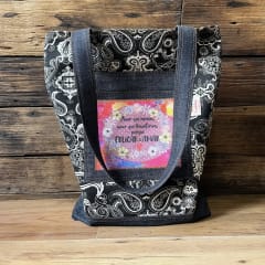 Tote Bag Educar es amar paisley negro y blanco