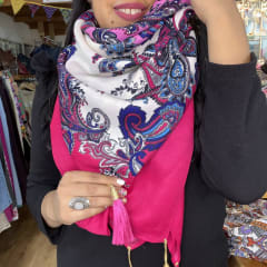 Pañuelo borlas 120*120 cms fucsia blanco mandalas