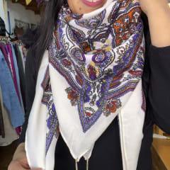 Pañuelo borlas 120*120 cms blanco mandala paisley morado