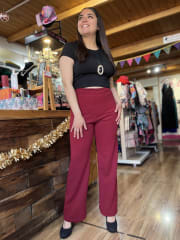 Pantalon Victoria con pinzas burdeo tela sofia pretina alta 0