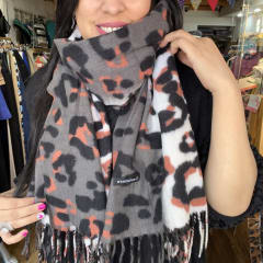 Bufanda cashmere gris terracota blanco animal print