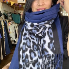 Bufanda cashmere animal print leopardo azul 0