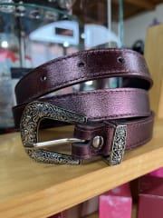 Cinturon cuero morado metalizado 2,5 cms ancho 1