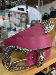 Cinturon cuero fucsia liso 3,5 cms ancho con puntera 0