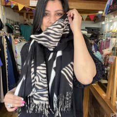 Bufanda cashmere animal print cebra negro blanco 3