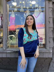Polera velvet azul marino y turquesa floral con pretina y mangas 3/4