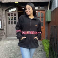 Poleron Astrea carteras anchas polar negro ilustracion burdeo 0