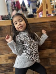 Poleron Trinidad niña cruzado gris melange print con cuello 0