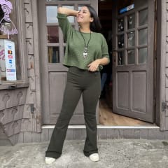 Calza Flare lanilla extra gruesa verde militar linea vertical