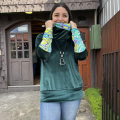 Poleron Alejandra velvet verde botella estampado amarillo 0