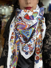 Pañuelo seda 130*130 cms blanco diseño multicolor 0