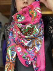 Pañuelo seda 130*130 cms fucsia diseño multicolor 0