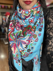 Pañuelo seda 130*130 cms celeste diseño multicolor