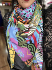 Pañuelo seda 130*130 cms morado diseño print 1