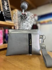 Estuche Scarlett ecocuero plano 2 cierres y asa variedad de colores