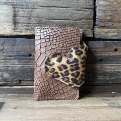 Billetera cuero corazon leopardo cafe 2 cuerpos