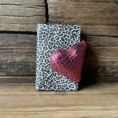 Billetera cuero corazon fucsia leopardo 2 cuerpos