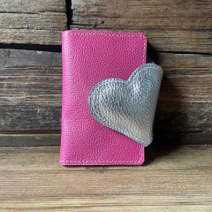 Billetera cuero corazon plata fucsia 2 cuerpos