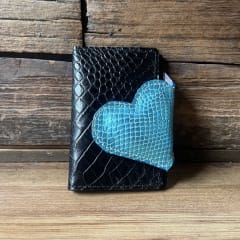 Billetera cuero corazon celeste negro 2 cuerpos
