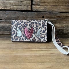 Billetera cuero corazon alado fucsia leopardo 2 cuerpos
