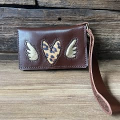 Billetera cuero corazon alado leopardo marron 2 cuerpos