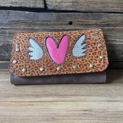 Billetera cuero corazon alado fucsia leopardo 3 cuerpos 0