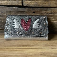 Billetera cuero corazon alado fucsia plata 3 cuerpos