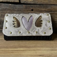 Billetera cuero corazon alado lila negro 3 cuerpos 0