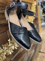 Babucha negra cuero negro texturas 0