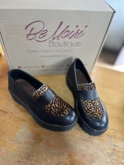 Mocasin cuero negro y leopardo