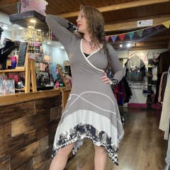 Vestido Kisu faldon asimetrico kaki