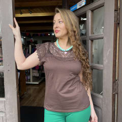 Polera macramé cafe