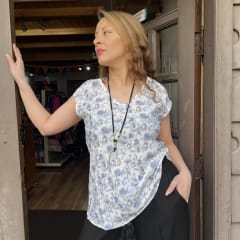 Polera blanco animal print celeste y gris