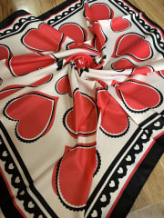 Pañuelo seda 90*90 cms Oreiro corazones blanco rojo y negro 0