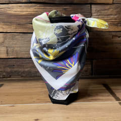 Pañuelo seda 70*70 cms jardin de hojas fucsia y azul 0