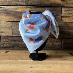 Pañuelo seda 70*70 cms perritos salchichas celeste 0