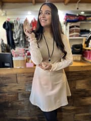 Vestido Catalina cuello redondo beige punto roma mangas plisadas
