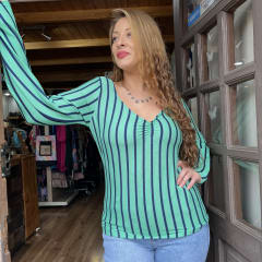 Polera verde escote corazon lineas 0