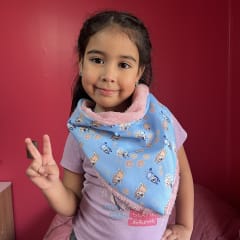 Bandana Isidora Bluey palo rosa 0
