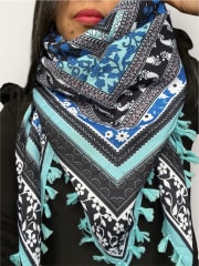 Pañuelo mini borlas 110*110 cms celeste florecitas 0