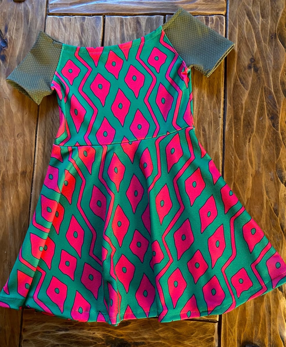 Vestido niña sin hombros sofia estampado verde rombos fucsia mangas musgo1