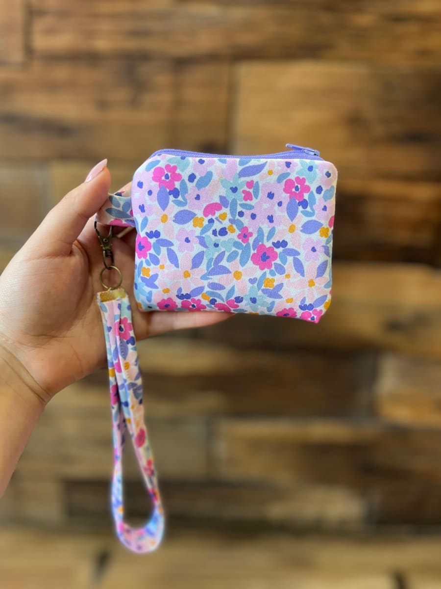 Monedero acolchado con cierre y asa  variedad de diseños y colores16