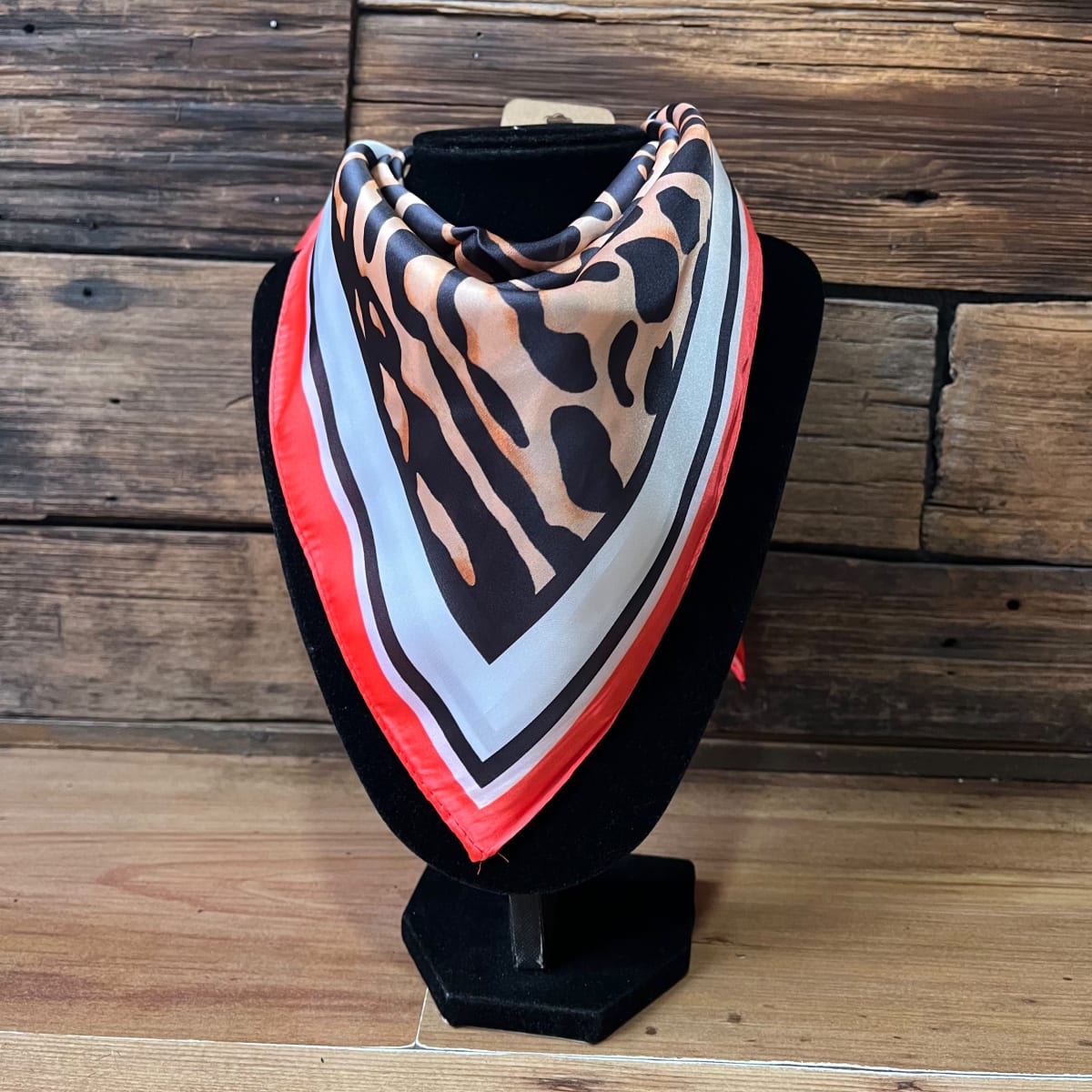 Pañuelo seda 70*70 cms print leopardo borde rojo2
