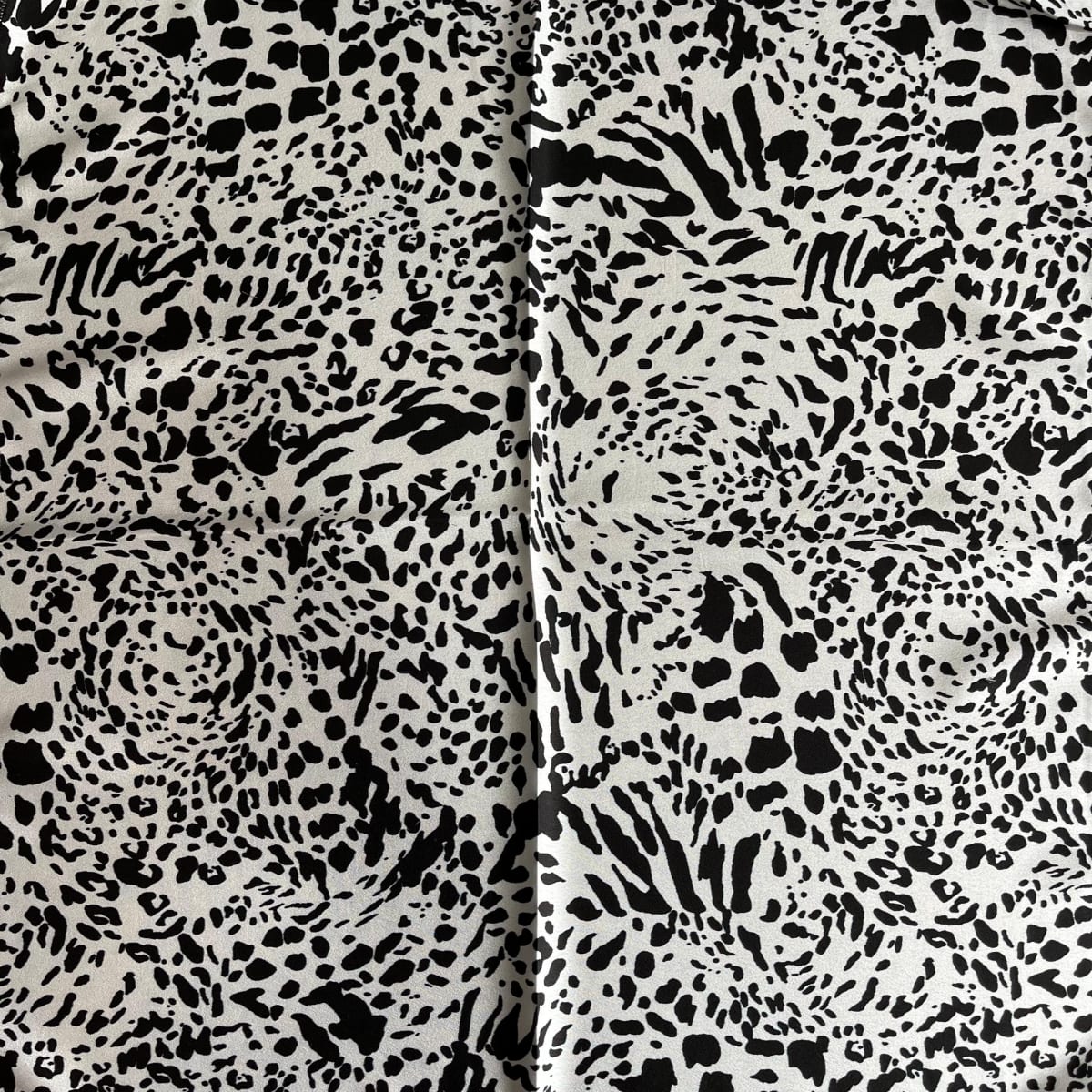 Pañuelo seda 50*50 cms blanco print negro2