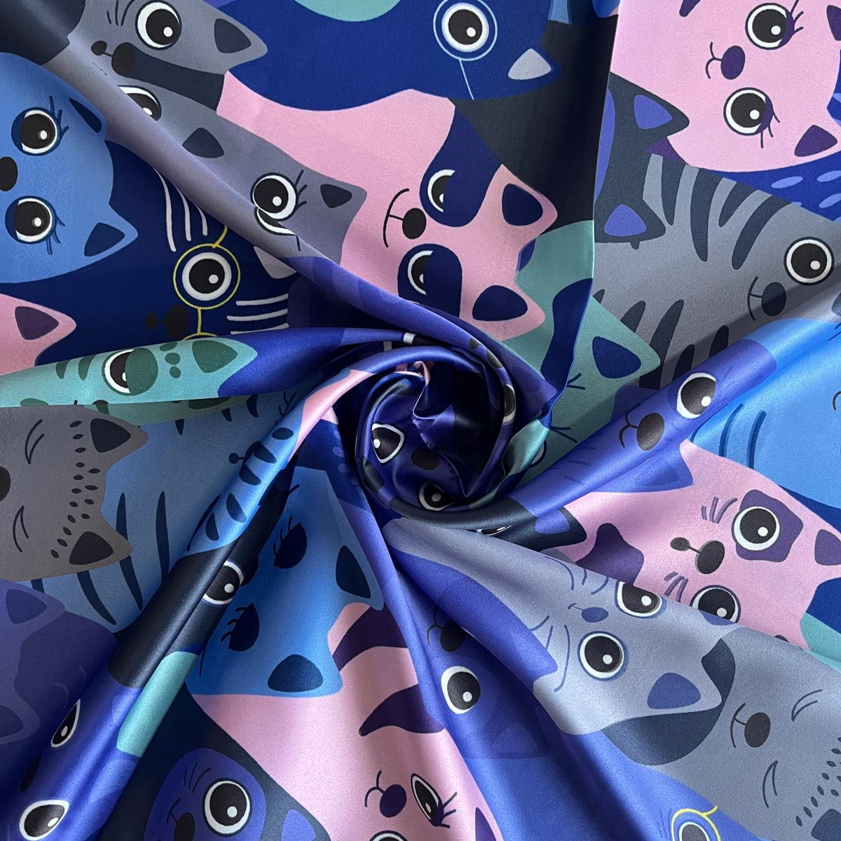 Pañuelo seda 70*70 cms gatitos azul rosado gris3