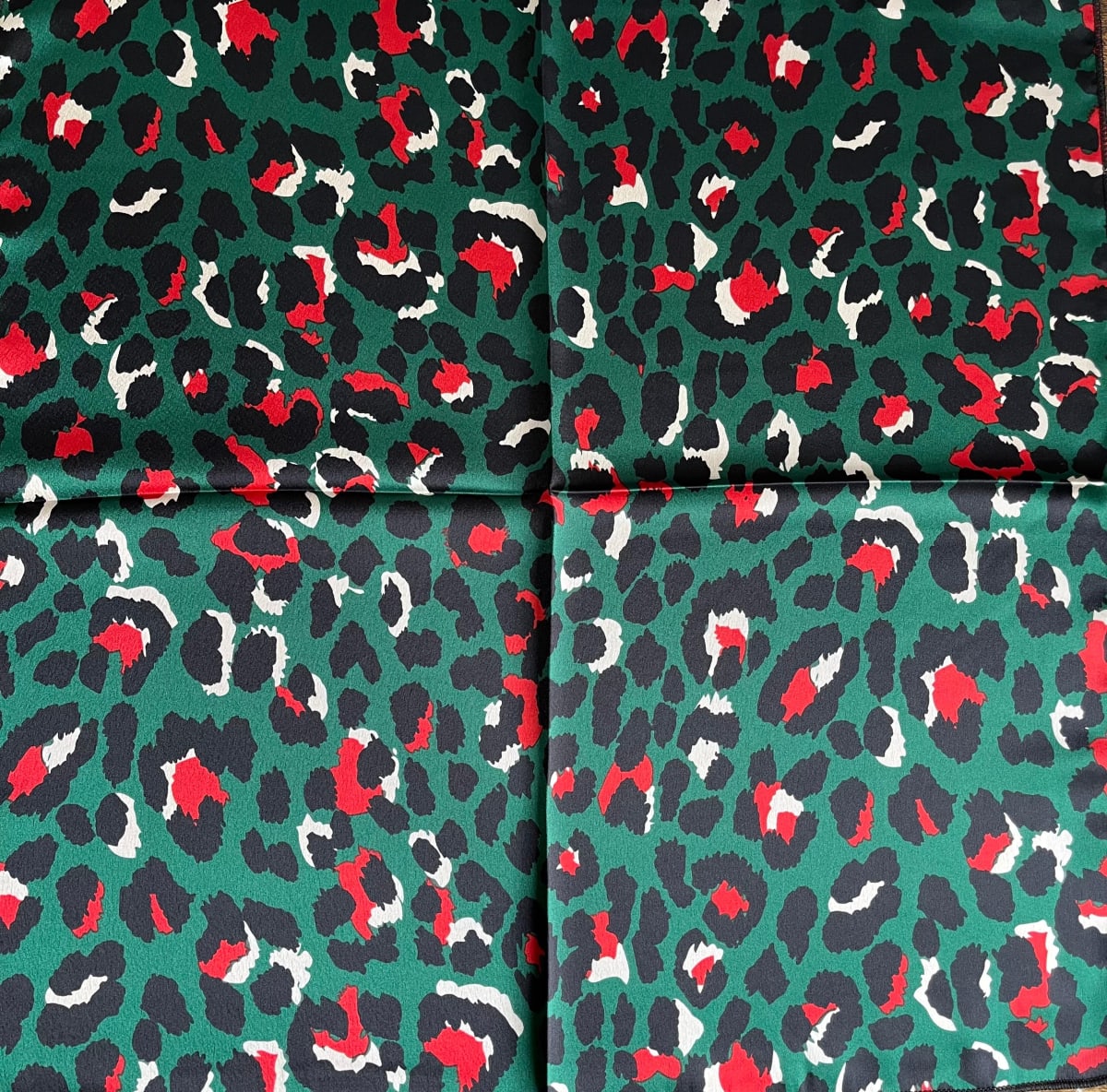 Pañuelo seda 50*50 cms animal print verde2