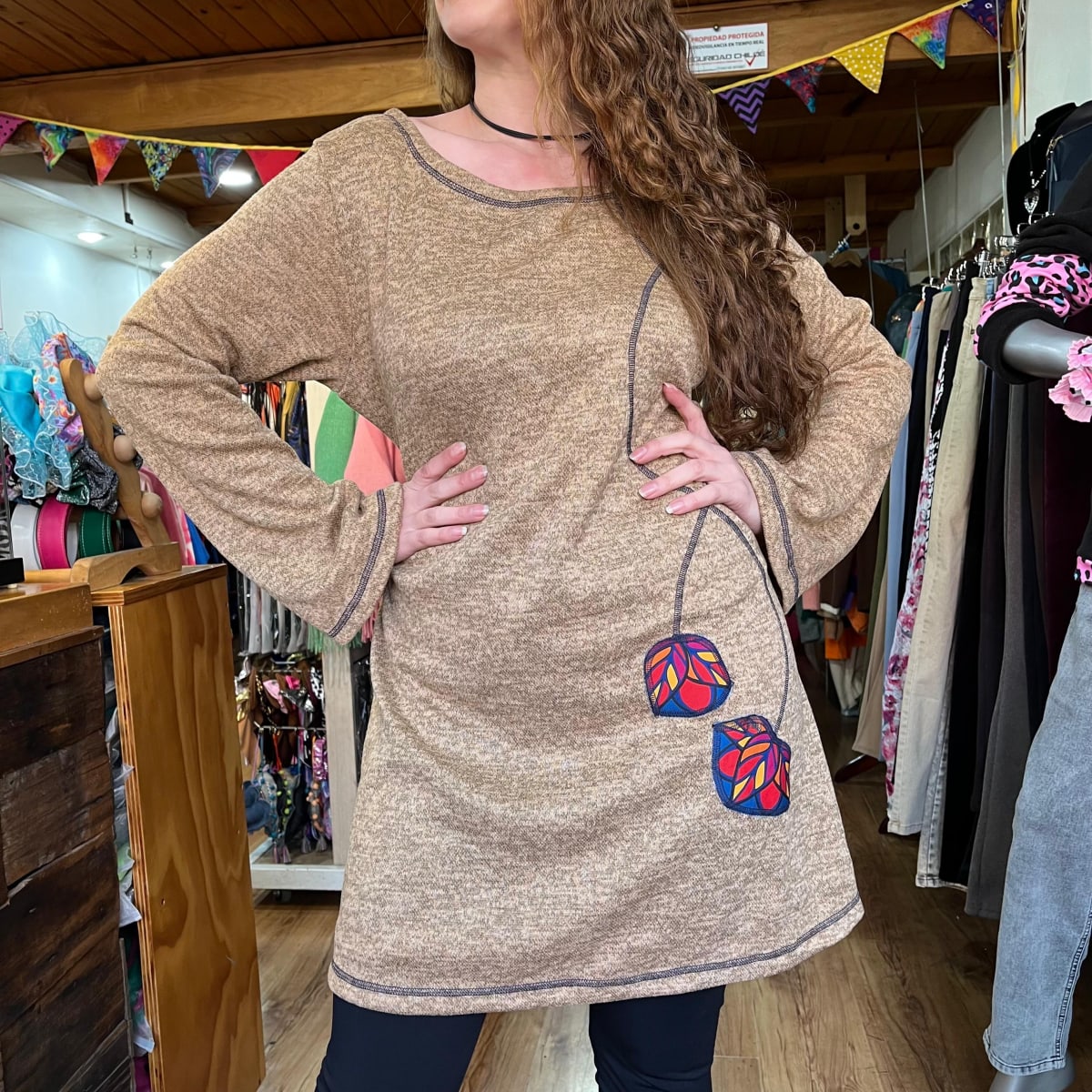 Vestido Kisu Queule mostaza sin cuello2