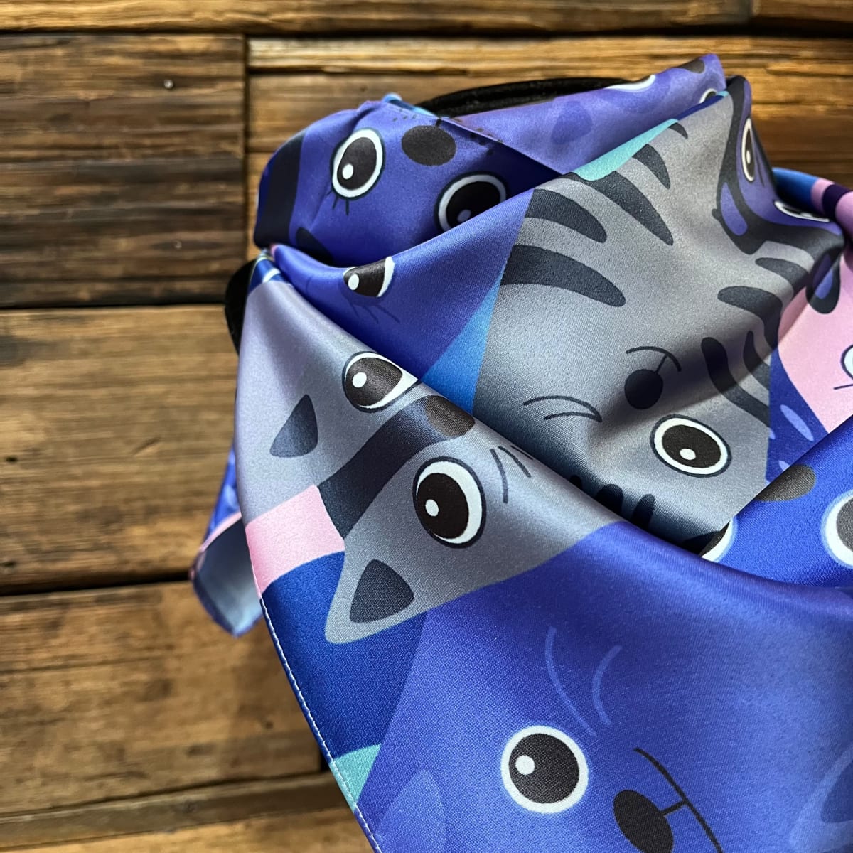 Pañuelo seda 70*70 cms gatitos azul rosado gris2